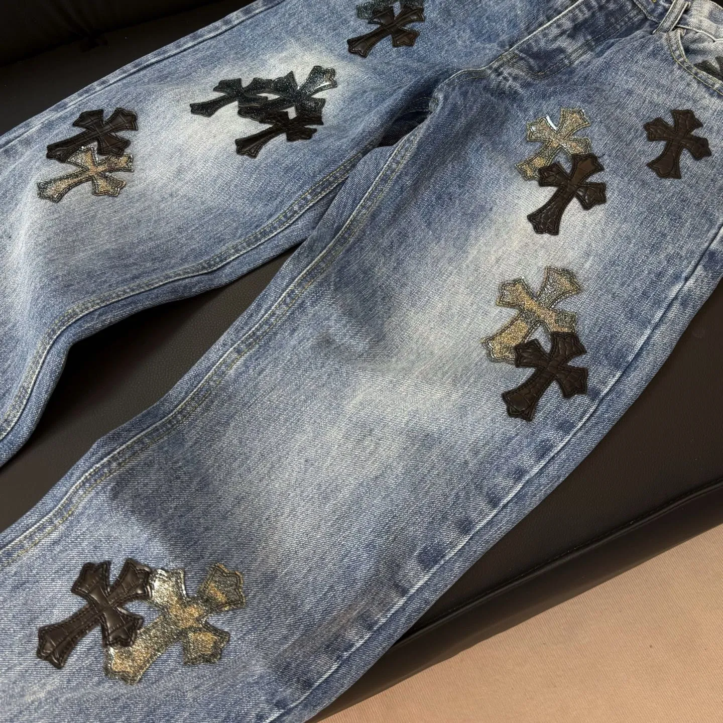 P280 💰Model number: D293 Chrome Hearts Chrome Hearts leather jeans Size: 28, 30, 32, 34, 36 (S-XXL) Color: blue Size reference: Pants length 100 102 104 106 106 Waist 72 76 80 84 88 Recommended weight S (about 110 pounds) M (about 140 pounds) L (about 140 pounds) XL (about 165 pounds) XXL (about 185 pounds)